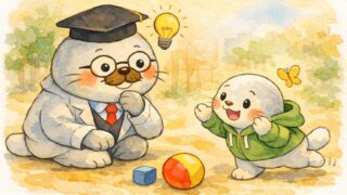 博士帽をかぶったあざらし先輩が見守る中、緑のパーカーの子あざらしが蝶を追いかけ、ボールと積み木のそばで元気に動いている水彩風イラスト